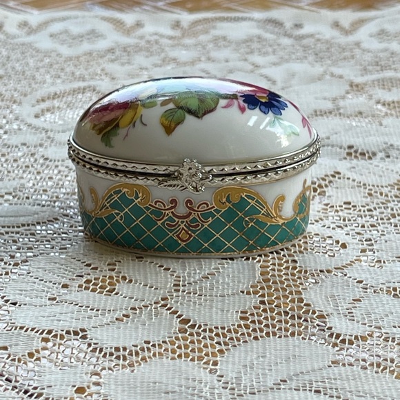 Mini porcelain box w/hinged lid, vintage - Picture 2 of 16